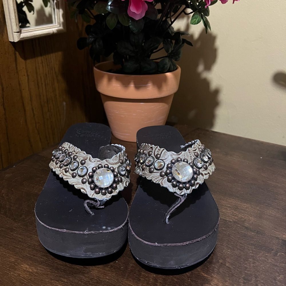 COWGIRL JEWELS FLIP FLOPS SIZE LARGE 9-10